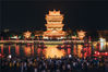 2019年10月1日，国庆长假，京杭大运河畔的台儿庄古城迎来全国各地的游客。图为台儿庄古城夜景。