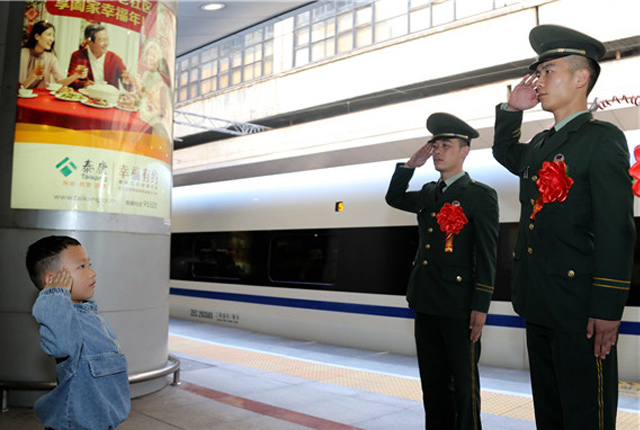 武警北京总队欢送退役老兵文明返乡