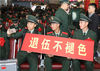 2019年10月8日，武警北京总队欢送退役老兵文明返乡。在北京西站，胸带大红花的战士们打出了“不忘初心牢记使命”、“若有战召必回”的标语。