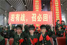 2019年10月8日，武警北京总队欢送退役老兵文明返乡。在北京西站，胸带大红花的战士们打出了“不忘初心牢记使命”、“若有战召必回”的标语。
