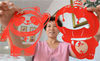 2019年10月8日，河北邯郸民间剪纸艺人冯石萍展示她创作的剪纸作品——北京2022年冬奥会和冬残奥会吉祥物“冰墩墩”和“雪容融”。