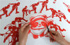2019年10月8日，河北邯郸民间剪纸艺人冯石萍在创作剪纸作品——北京2022年冬奥会吉祥物“冰墩墩”。