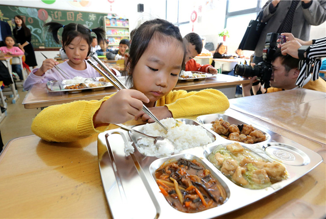 郑州：郑东新区中小学正式开始实行午餐配餐