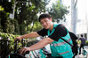 2019年10月12日，广州。19岁的代湘龙表示会继续踏实把单车运维这份工作干下去，然后去实现自己的一个个小梦想，娶老婆买房子等等。代湘龙希望共享出行方式越来越受欢迎，也希望每一个人能爱护单车，平安出行。