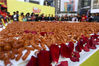 2019年11月9日，一个25平方米的巨型辣条蛋糕亮相长沙街头。杨华峰(湖南分社)/中新社/视觉中国 