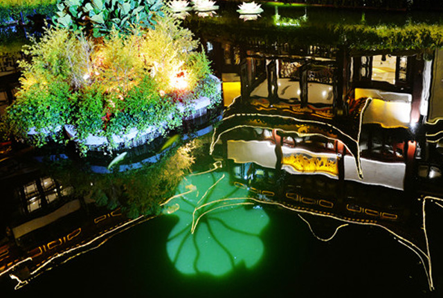 上海：进博会期间豫园九曲桥畔夜景迷人