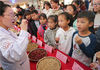 2019年11月9日，江苏南通举办“汉药膏方文化节”，多家学校的“江海”小记者们还通过识药、称药、包药，体验“今天我是小药师“等活动，亲身参与“中医药知识从小学起”。