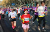 2019年11月10日，江苏省南京市，当日上午7点半，2019南京马拉松暨全国马拉松锦标赛（南京站）在南京奥体中心东门鸣枪开跑，2.8万名来自世界各地的马拉松选手参加。比赛中，世界各地的马拉松选手各展风姿，成为古都南京一道靓丽的风景线。