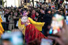 2019年11月12日，西安，大唐不夜城“真人不倒翁”表演，吸引了众多游客前来拍照打卡。