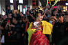 2019年11月12日，西安，大唐不夜城“真人不倒翁”表演，吸引了众多游客前来拍照打卡。
