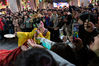 2019年11月12日，西安，大唐不夜城景区的“真人不倒翁”吸引众多游客前来拍照打卡。雷佳/视觉中国 编辑/陈进