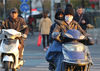 2019年11月14日，南京受冷空气影响，迎来降温天气，清晨街头寒意浓，市民们“全副武装”出行。