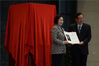 2019年11月13日，北京，文化和旅游部部长雒树刚为圆明园马首铜像揭幕，并为马首铜像捐赠者何鸿燊先生的代表何超琼女士颁发荣誉证书。