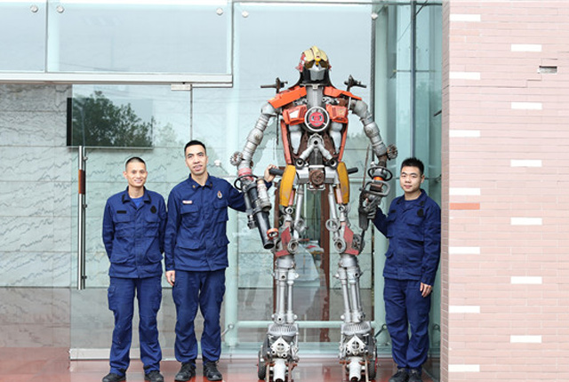 重庆：一消防员用报废消防器材造出5个“消防机器人”