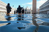 当地时间2019年11月14日，意大利威尼斯，威尼斯遭连日暴雨侵袭，多处街道被淹。