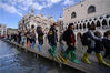 当地时间2019年11月14日，意大利威尼斯，威尼斯遭连日暴雨侵袭，多处街道被淹。