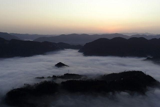 重庆：山间雾气缭绕 宛若仙界