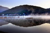 2019年11月15日，游客在安徽黄山奇墅湖岸边拍摄晨景。