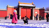 2019年11月15日，雪后的沈阳故宫景色迷人，红墙白雪相映成画，吸引很多市民前往游览。视觉中国