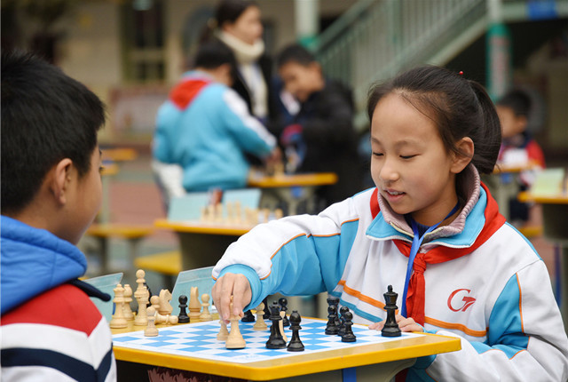  河北邯郸：学生参加国际象棋邀请赛 对弈思维“棋”乐无穷