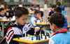 2019年11月16日，在河北省邯郸市农林路小学，小棋手在参加国际象棋比赛。