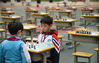 2019年11月16日，在河北省邯郸市农林路小学，小棋手在参加国际象棋比赛。