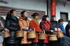 2013年1月15日，杭州，临安农村，妇女们手提传统取暖“神器”。胡剑欢/视觉中国