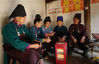 2018年11月28日，在贵州省丹寨县扬武镇扬颂村，苗族村民使用取暖器取暖。黄晓海/视觉中国
