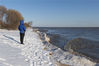 2019年11月16日下午，黑龙江鸡西，黑龙江东南部中俄界湖兴凯湖，白鱼湾有游人在欣赏涌冰。