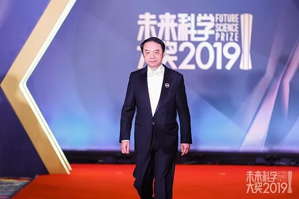 通籍科学家王贻芳获未来科学大奖！ 现场他捐出全部奖金