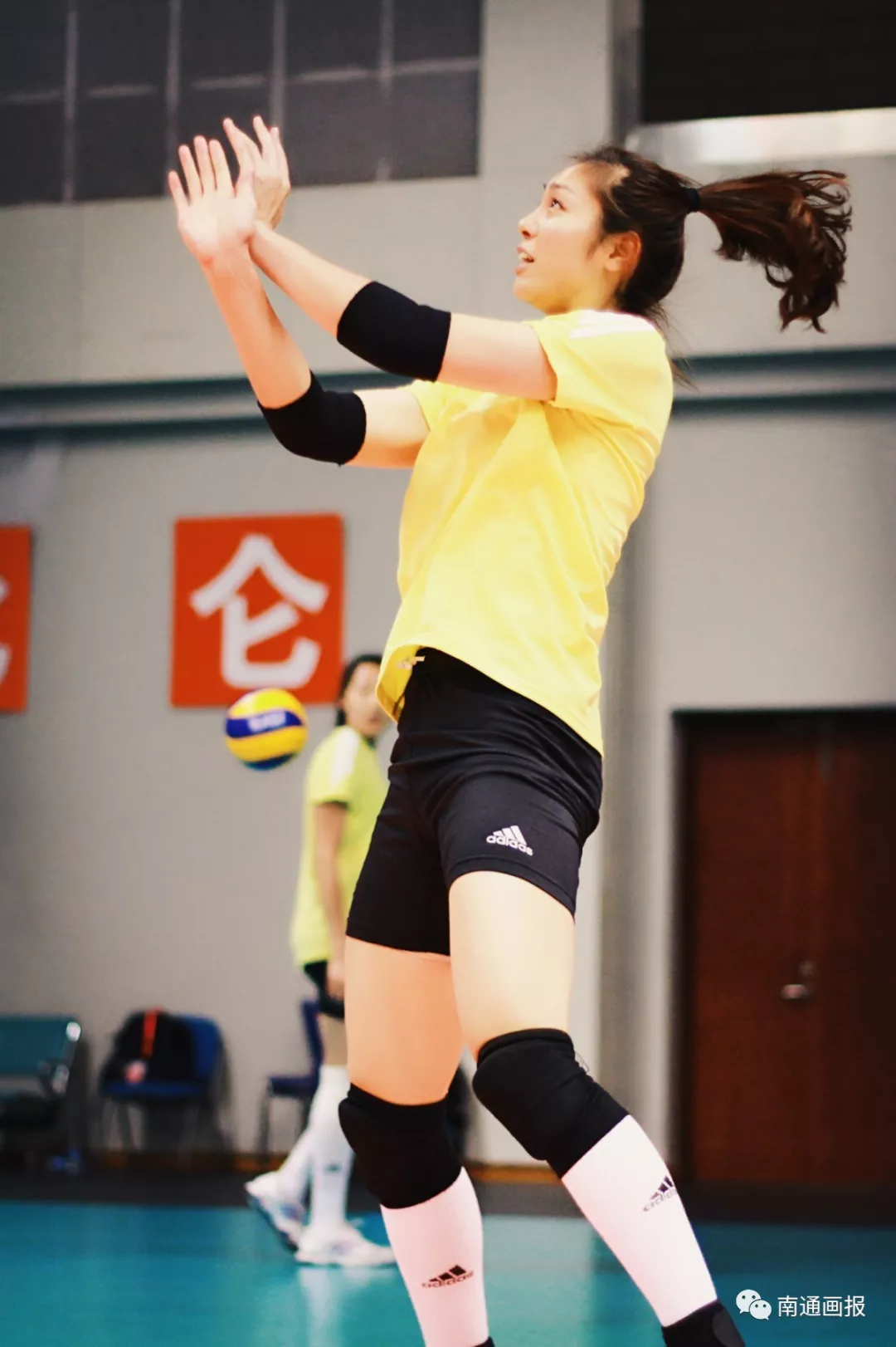 这位高颜值的通籍女排前国手，与巩俐共演《中国女排》