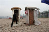 2013年04月02日，重庆，干枯河床上修建了临时公共厕所。大动/视觉中国