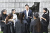2019年11月18日，南京，胡卓然老师指导同学们“描新”。李晓飞/视觉中国