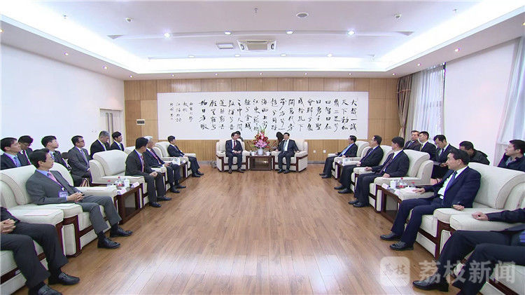 娄勤俭会见韩国SK集团会长崔泰源