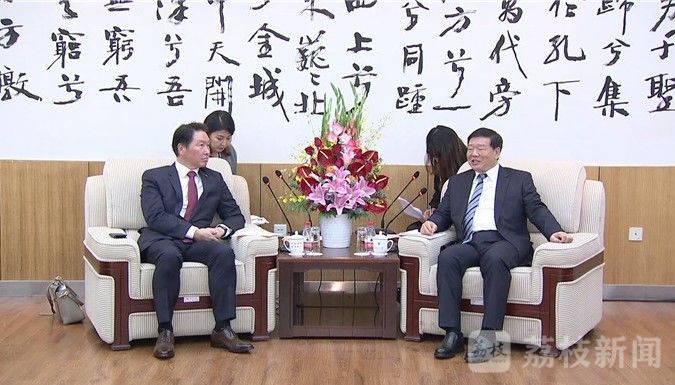 娄勤俭会见韩国SK集团会长崔泰源