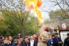 2019年11月8日，河南开封，清明上河园景区里，一位传统喷火绝活表演者从口中吐出熊熊烈火，以火龙之势变幻出不同的烈火烟型，让现场观众们看着是叹为观止。龙都视觉/视觉中国