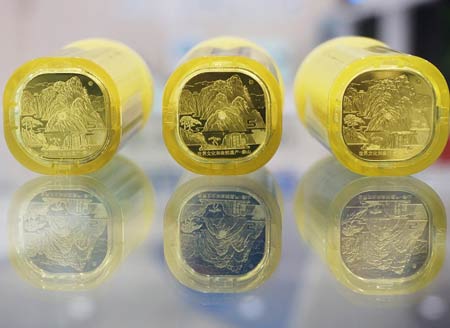 中国首枚异形纪念币“泰山币”发行 市民排队兑换