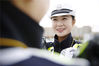 2016年4月26日，内蒙古阿拉善左旗，女子交警特勤中队的90后女交警黄婷正在为市区疏导交通。王伟/视觉中国
