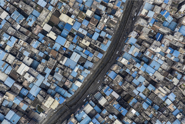 航拍广州城中村 “握手楼”密集排列组成城市“细胞”