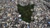 2018年7月28日，航拍广州一城中村，一小片树林存活于城中村的中央，形成独特的“城中绿”景色。李树競/视觉中国
