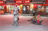 2019年11月27日，黑龙江牡丹江，雪乡景区雪花纷飞，吸引游客前来旅游体验冰雪项目，景区内，游客连绵，随处可见的自然雪景，惹人醉。