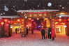 2019年11月27日，黑龙江牡丹江，雪乡景区雪花纷飞，吸引游客前来旅游体验冰雪项目，景区内，游客连绵，随处可见的自然雪景，惹人醉。