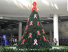 2015年12月1日，上海，当天是第28个世界艾滋病日，一棵高约5.6米的“爱心树”出现在地铁人民广场站换乘大厅里。视觉中国
