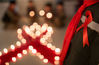 2018年11月30日，呼和浩特市玉泉区五塔寺东街小学学生用蜡烛点亮红丝带，纪念世界艾滋病日。 丁根厚/视觉中国
