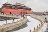 北京的雪是值得等上一整个冬季的，降雪后原本喧嚣的城市变得沉静美好。图为2019年2月14日，北京，京城再降一场春雪，虽然规模不如12日的降雪，但故宫依然吸引了大量市民和游客前来参观。麦田/视觉中国 编辑/康娜