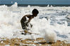 当地时间2019年11月29日，印度金奈，几个孩子在白色污染物泡沫与海浪混合的海滩玩耍。视觉中国