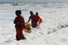 当地时间2019年11月29日，印度金奈，几个孩子在白色污染物泡沫与海浪混合的海滩玩耍。