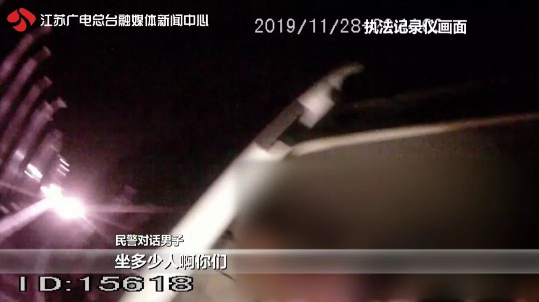 扬州：车辆没油高速“趴窝” 一查竟是超员车