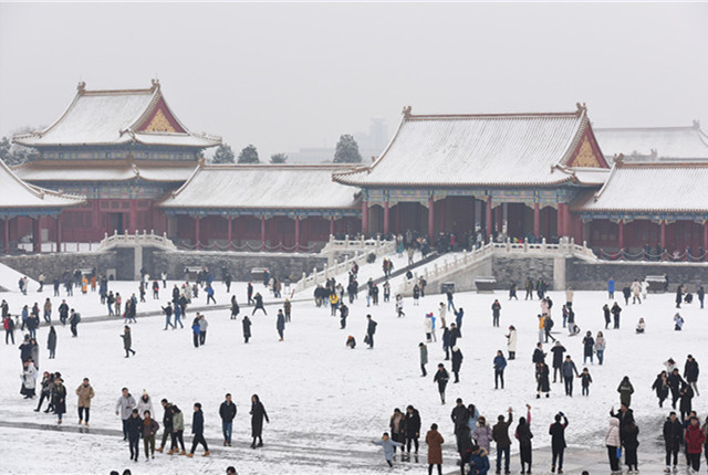 北京：初雪后故宫银装素裹 游客排队打卡