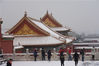 2019年11月30日，北京，初雪过后，故宫美景如画，吸引大批游客前来“打卡”。